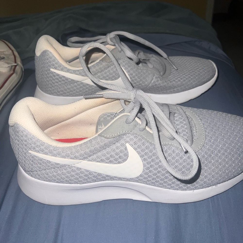 Nike Tanjun Women’s Athletic Shoes, size 9.5, Like New, only worn a few times
